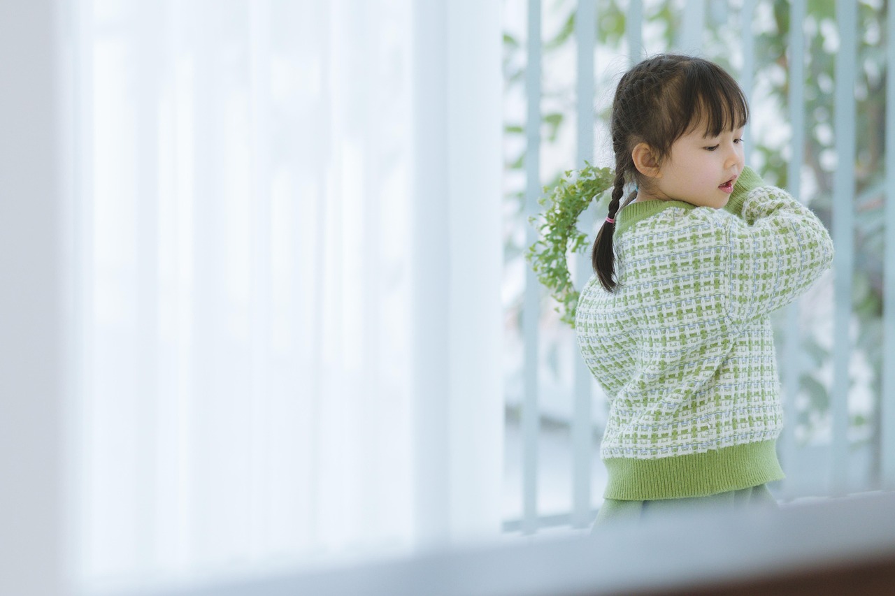 Little girl, nature, child — Builders of Swimming Pools: Provide a Relaxing and Healing Environment for Your Family