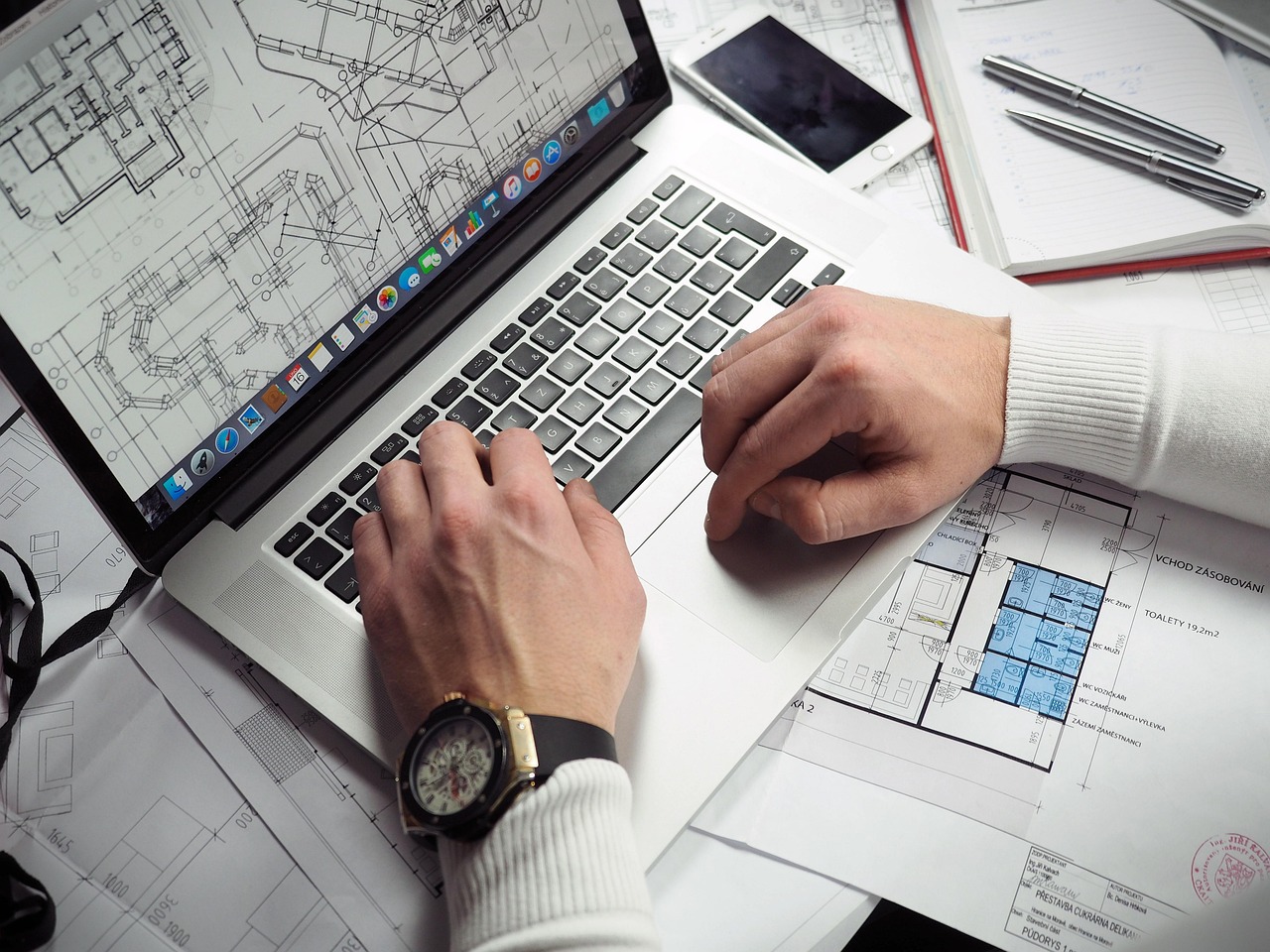 Blueprints, entrepreneur, hands — Forex vs. stock: which is better?