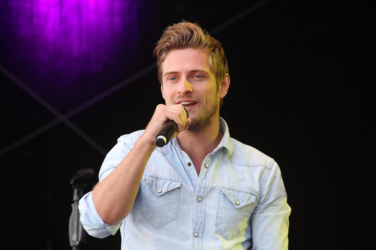 Jörn schlönvogt, actor, singer — Real Private Toto Site vs. Casino Playground
