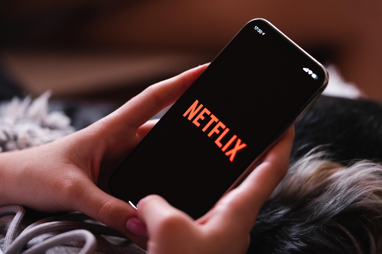 Girl, smartphone, netflix — Reddit Boxing Streams let you catch all the punches live online