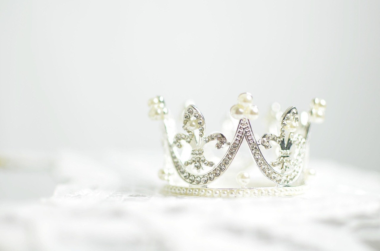 Crown, tiara, crystals — What are Safety Shoes? Why It Is Needed to Wear Safety Footwear at the Workplace?