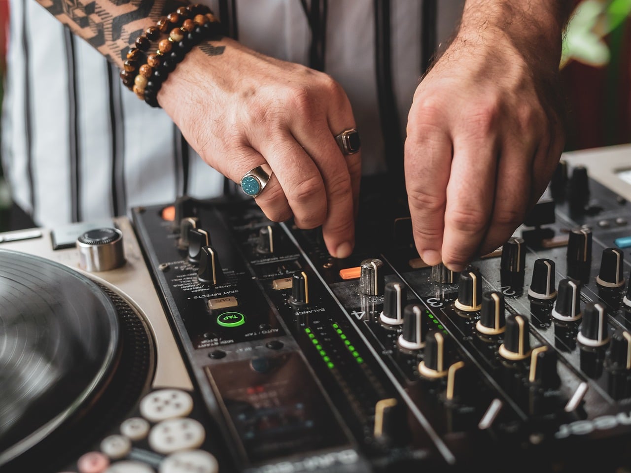 Dj, pioneer, rings — What are some of the benefits of an online casino?
